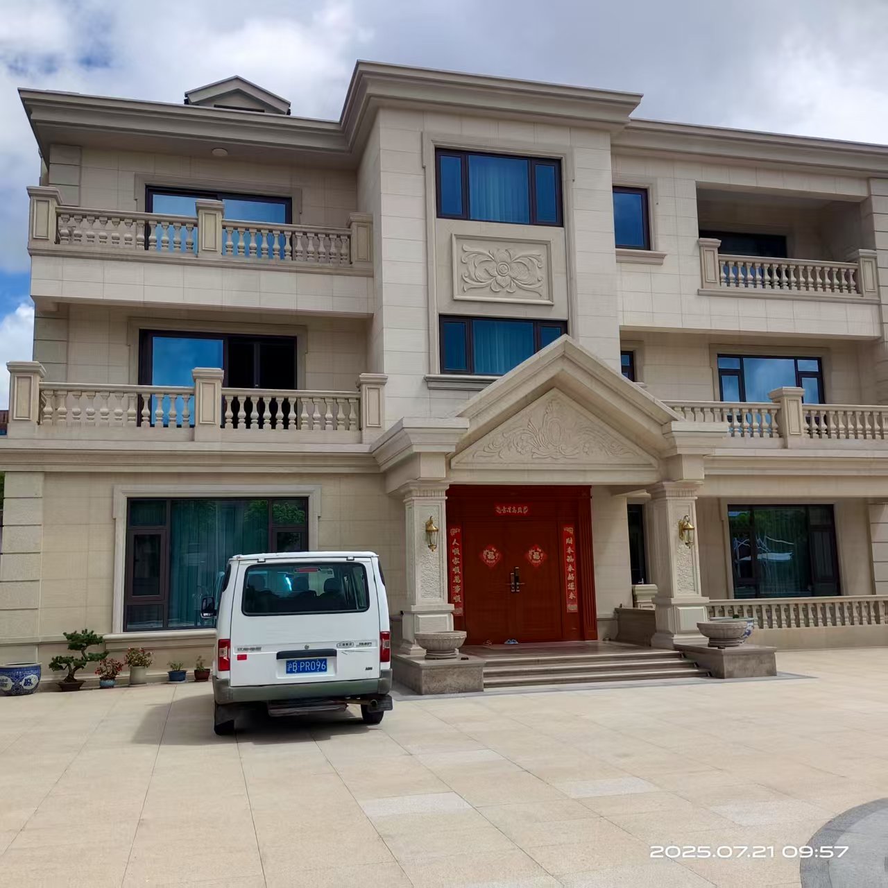 金橋云間綠大地別墅的詩(shī)意棲居中，韋柏 N2PLUS內(nèi)置折疊紗窗